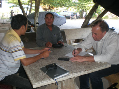CRI CEO in consultation with Battambang Prison Governor